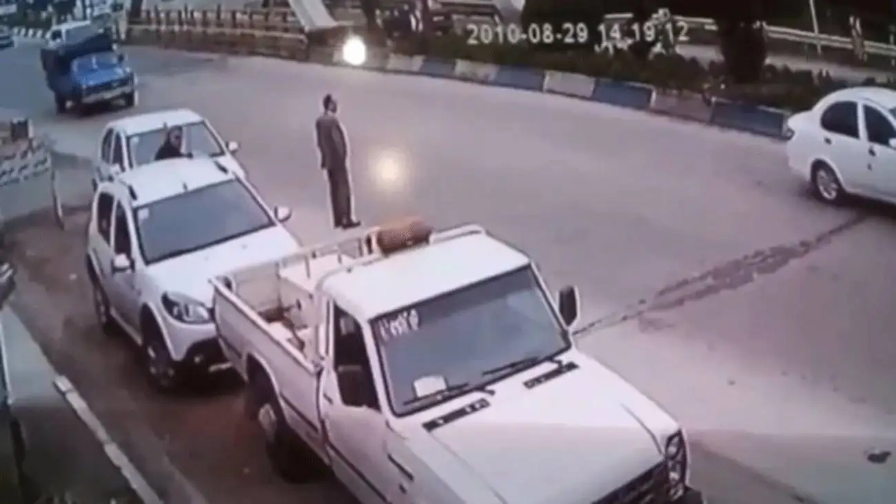 ویدیو  -  لحظه ناگوار برخورد نیسان به عابر پیاده در متل قو