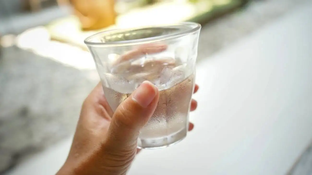آب یخ با بدن چه می کند؟ ؛ مضرات آب یخ و نوشیدن آب همراه غذا + ویدئو