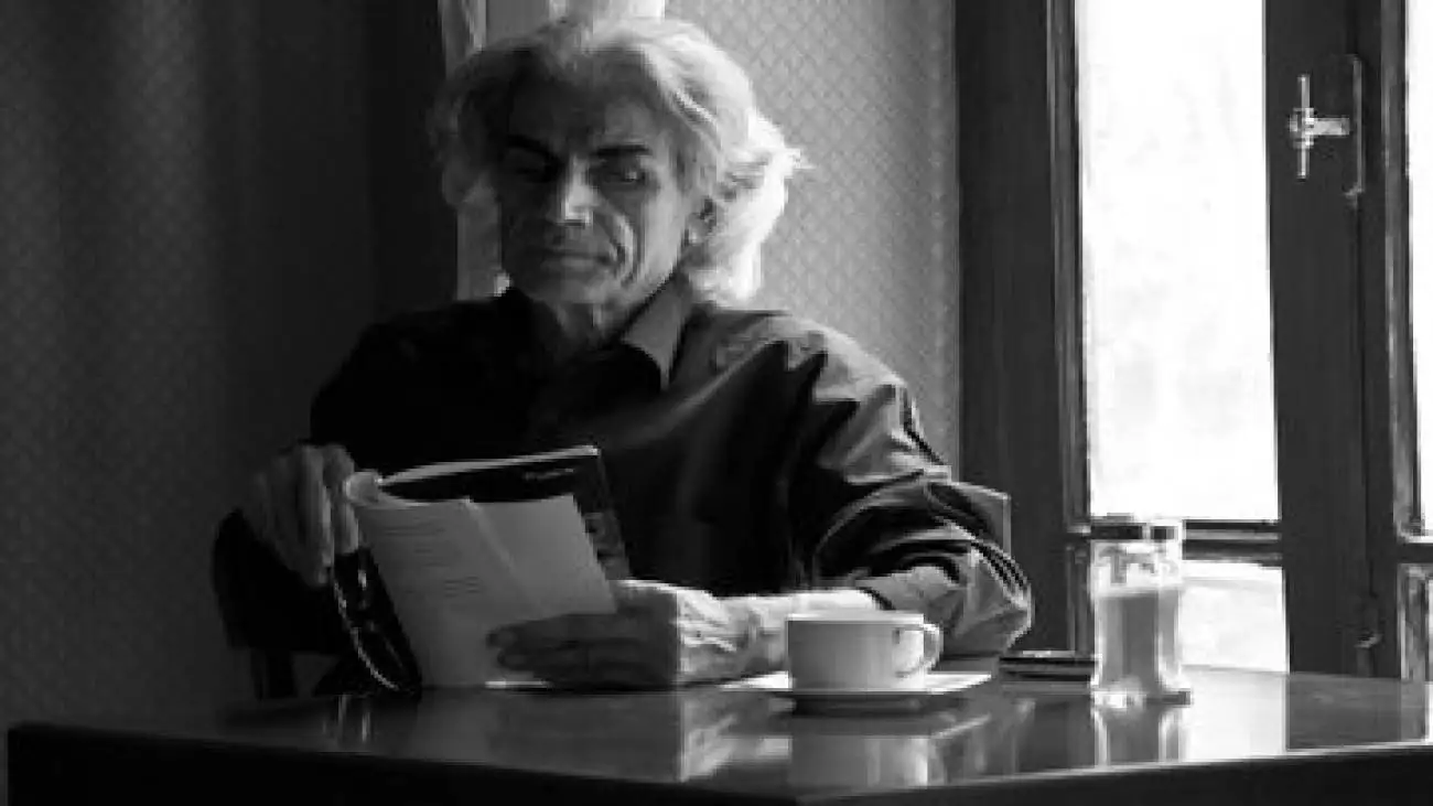 شاعری بر علیه تکرار -  شش دهه عصیان و پوست اندازی