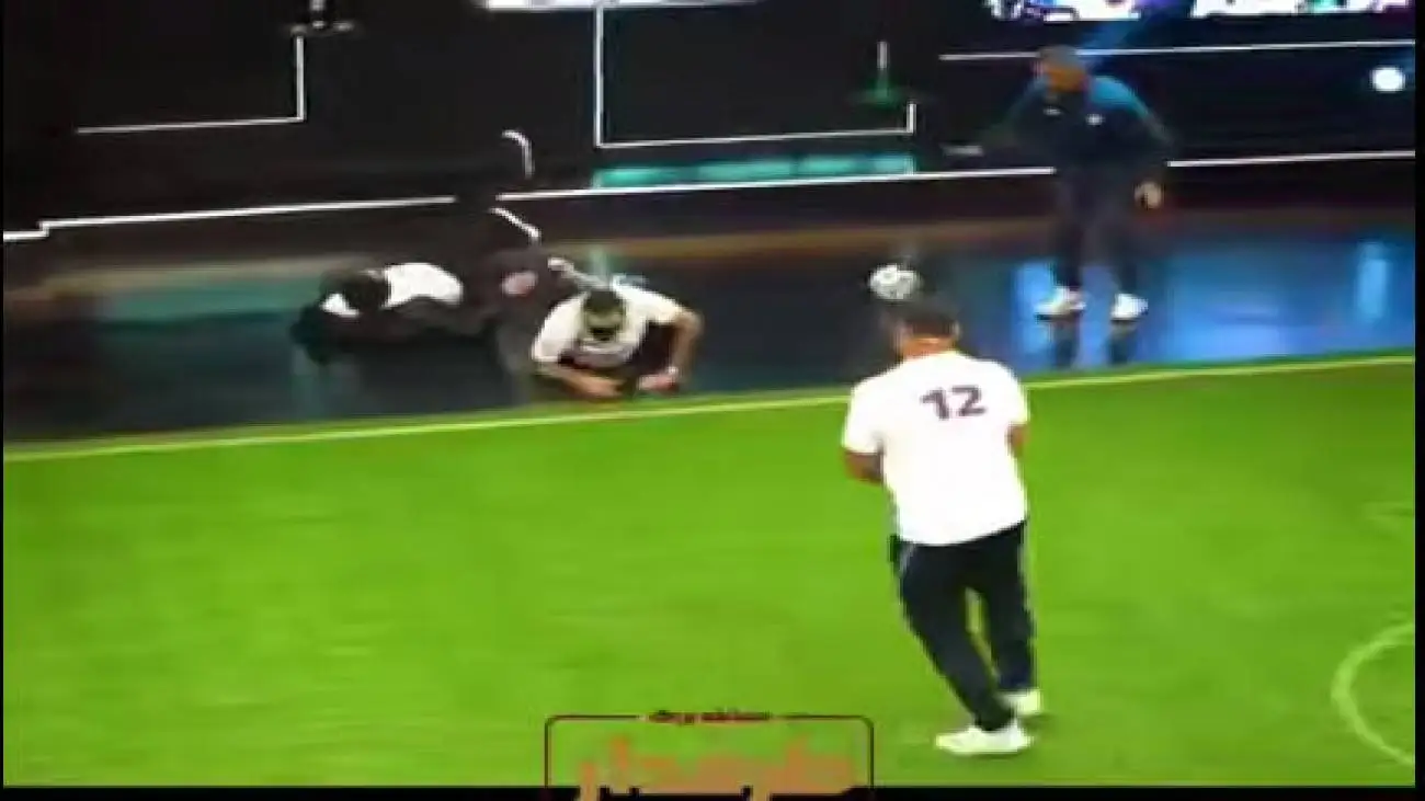 ویدیو  -  تکل زیر پای مجری برنامه تلویزیونی!