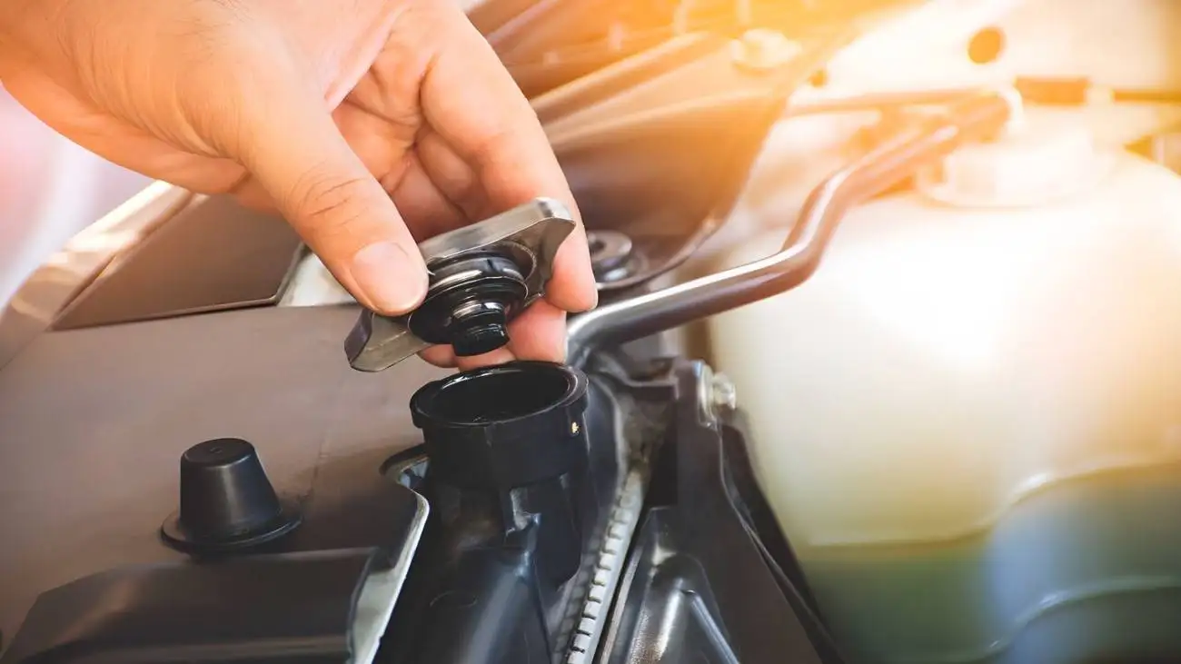 ریختن آب لوله کشی در رادیاتور خودرو ؛ اشتباهی رایج اما پرهزینه  -  روش تهیه آب رادیاتور در خانه