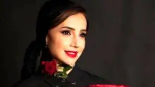 مقایسه دیزاین مینیمال خانه ی پرنور و دلباز شبنم قلی خانی در دُبی با چیدمانه ایرانی پسند منزلش در تهران با مبلمان رنگ شکلاتی