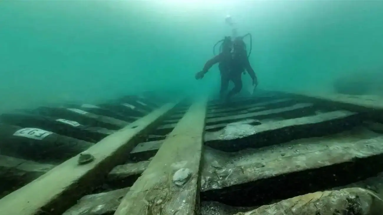 کشف کشتی تفریحی باستانی در عمق 7 متری دریا  -  عکس