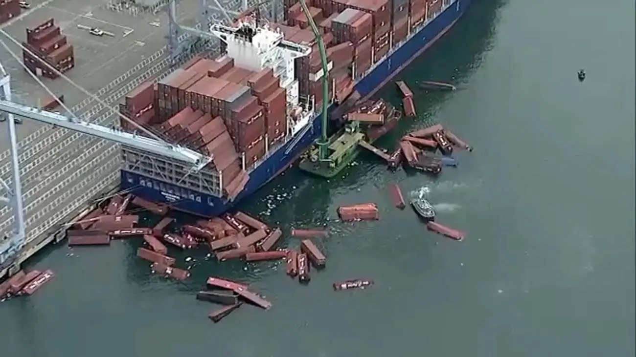ویدیو  -  سقوط کانتینرها از کشتی باری در آمریکا
