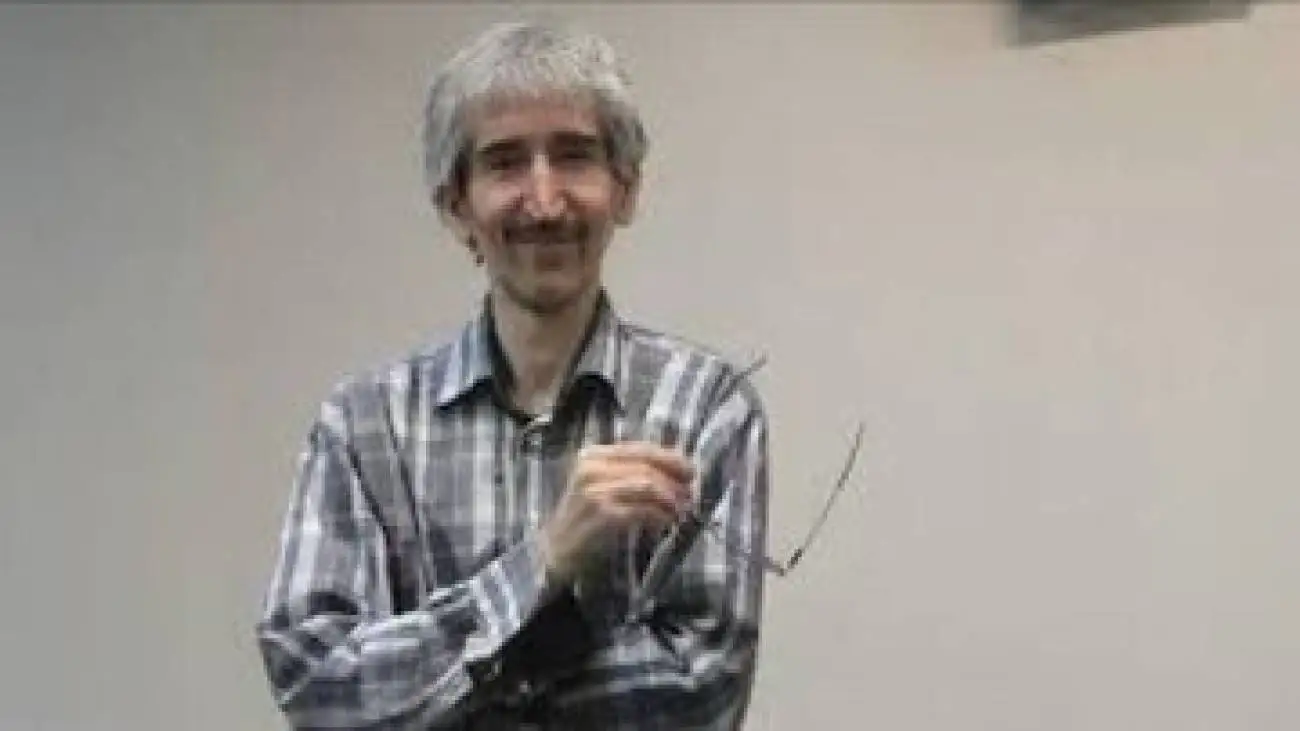 مردی با یک خودکار آبی!