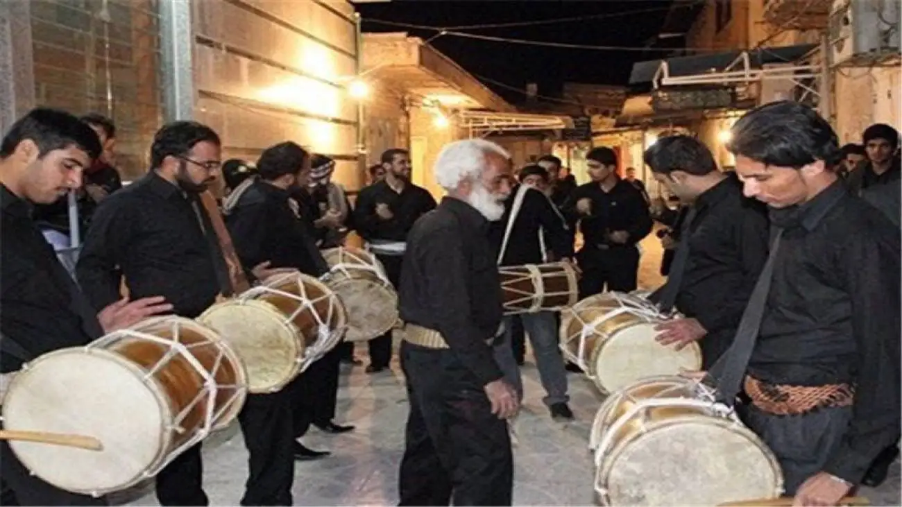 ویدیو  -  آیین سنج و دمام زنی سوگوارانه دومین شب جشنواره موسیقی نواحی در بندرعباس به دلیل فاجعه انفجار بندر شهید رجایی