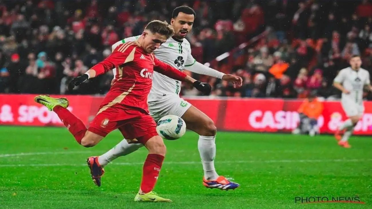 تصویر  -  ستاره دورگه تیم ملی ایران در کنار همسرش