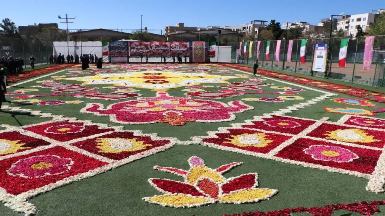 ویدیو  -  رونمایی از بزرگترین فرش سرگل  آسیا در محلات