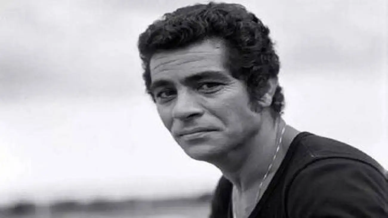 تصویر  -  تصویری از بهروز وثوقی با خودروی لاکچری شخصی در تهران در دهه 50