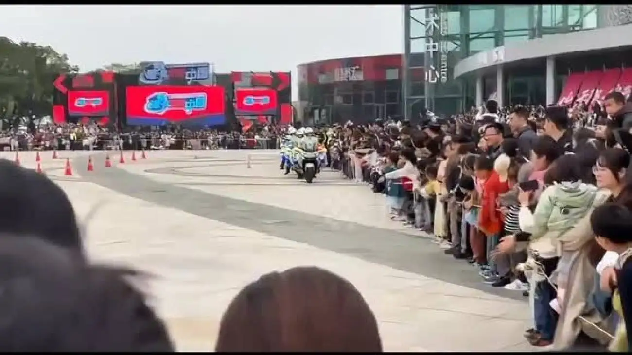 ویدیو  -  حادثه شوکه کننده در چین؛ موتور پلیس وارد تماشاگران را زیر گرفت!