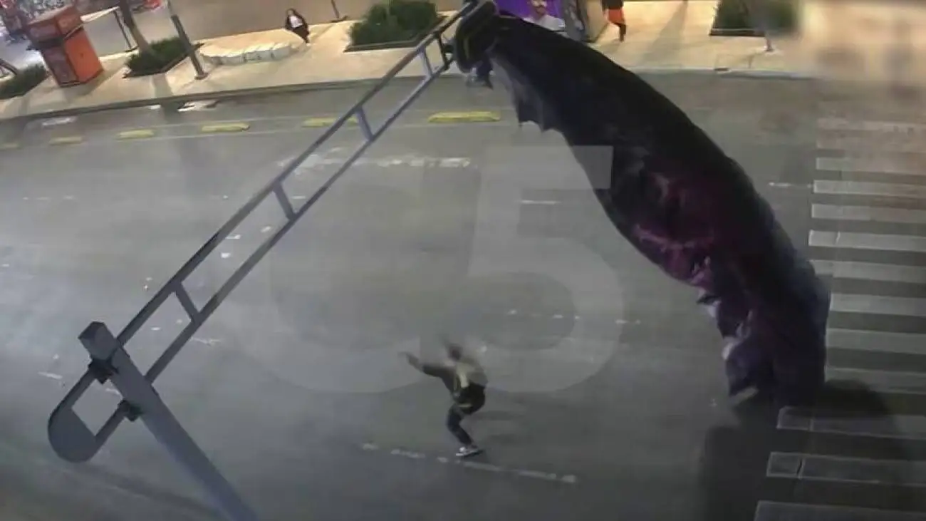 ویدیو  -  فرود غیرمنتظره در شهروند 36 ساله آمریکای با چتر در مکزیکوسیتی