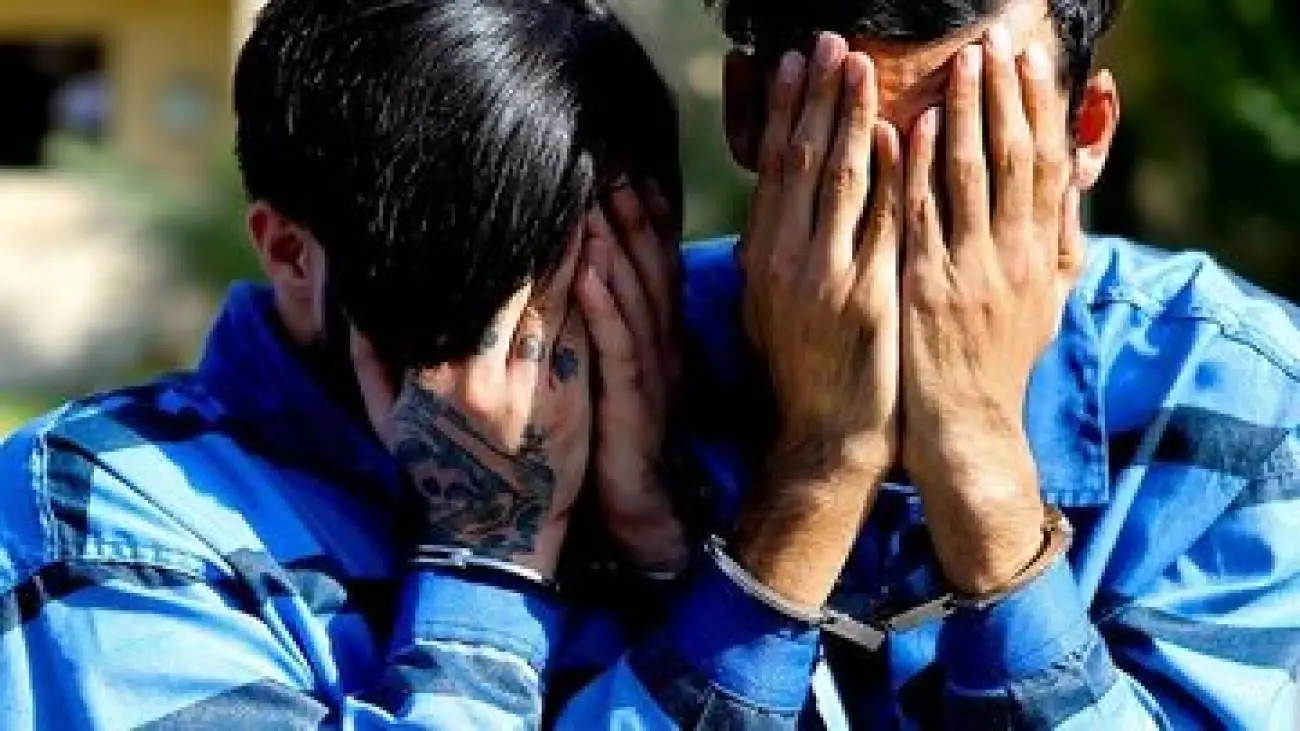 تصویر  -  خالکوبی خاص روی پای سارق خشن؛ خلافکار و روح لطیف پروانه؟