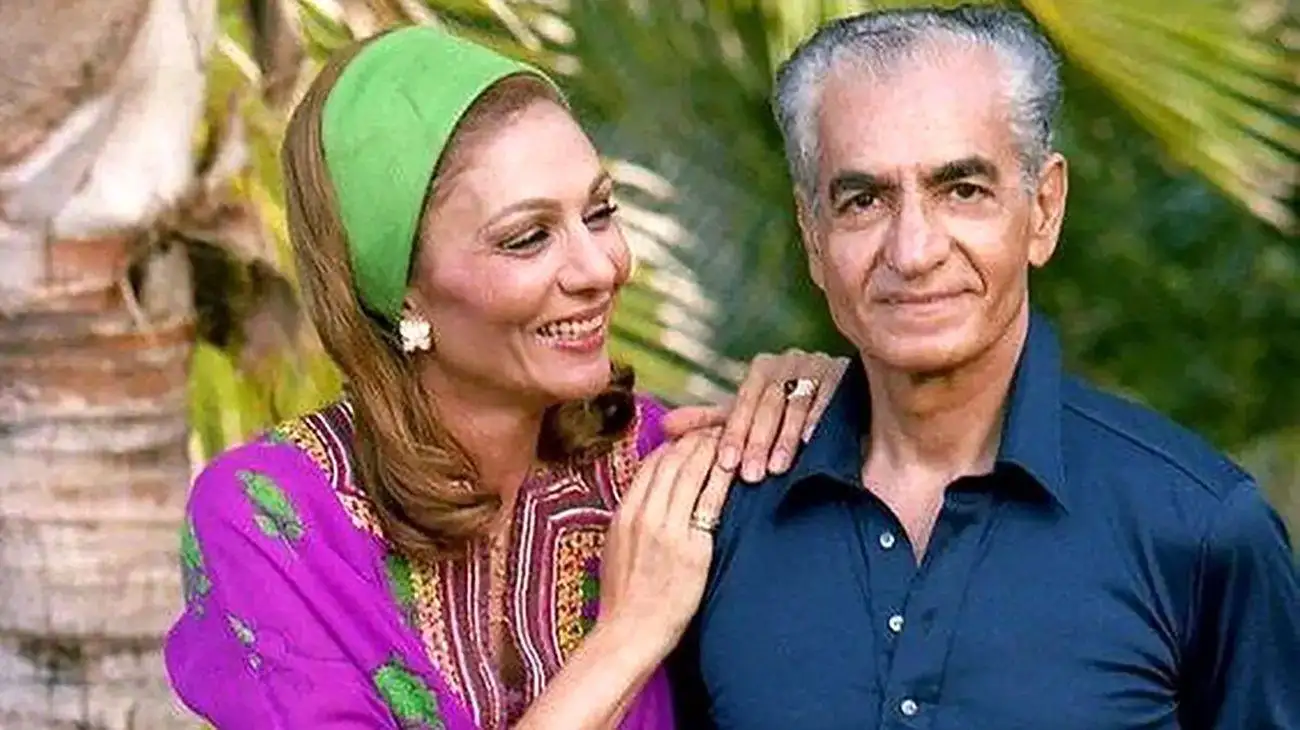 عکس  -  سفر به ایام قدیم  -  گشت و گذار فرح پهلوی در دیزنی لند و قطارسواری تجملاتی با شاه !