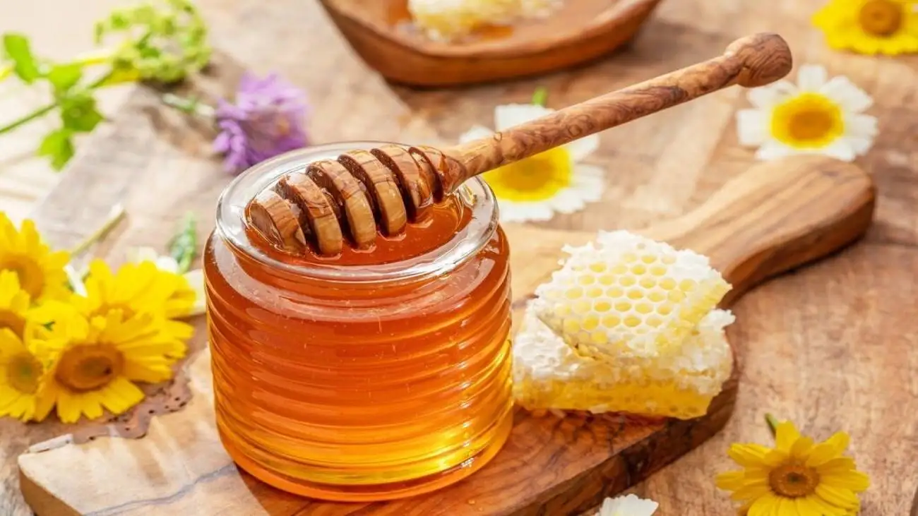 ریختن عسل در چای داغ سم تولید می کند؟  -  باورهای نادرست درمورد عسل