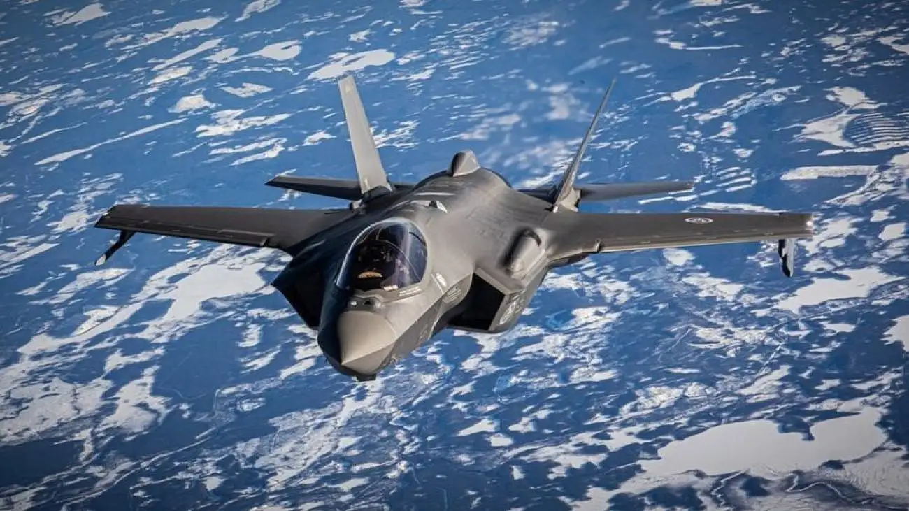 پرواز جنگنده f-35 در آسمان لهستان + ویدئو