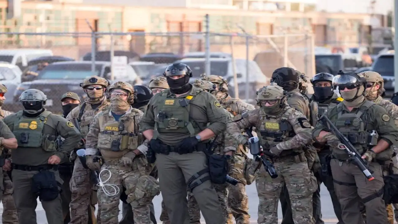 ویدیو  -  بازداشت وحشیانهٔ یک شهروند آمریکایی در ایالت ایلینوی توسط مأمور ادارهٔ مهاجرت و گمرک!