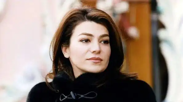 عکس سفر به ایام قدیم  -  حال و روز بد و قیافه مبهوت فرح پهلوی بعد خودکشی لیلا  -   سال 1380