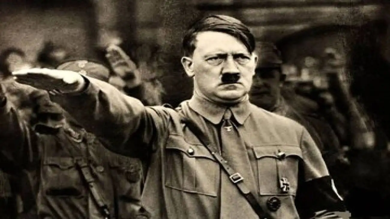 تصویر  -  تصویر کمتر دیده شده از هیتلر در حال تعظیم مقابل یک مقام ارشد!