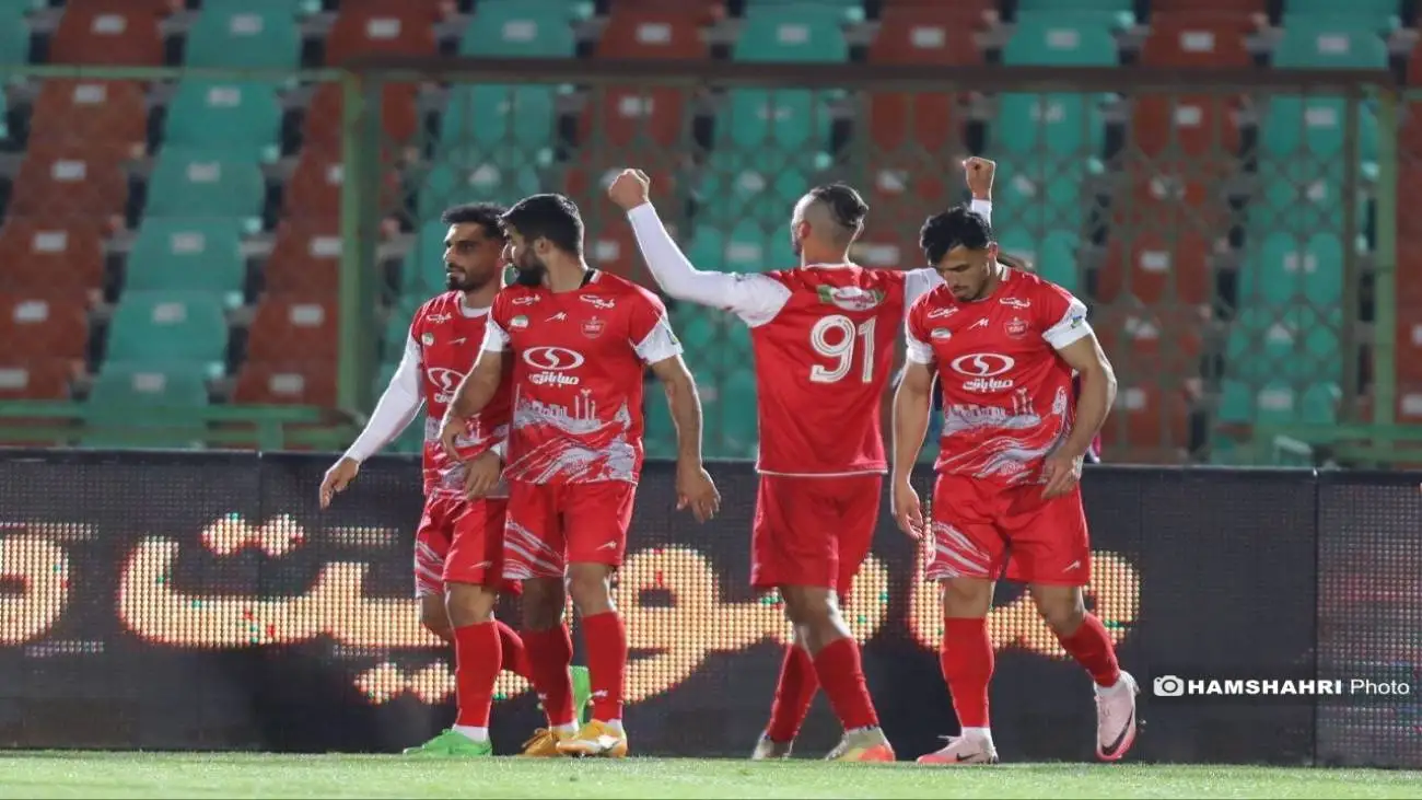 بله خب؛ (پرسپولیس) داشت می پیچاند!  -  روی بازیکنان ما را هم سفید کردی!