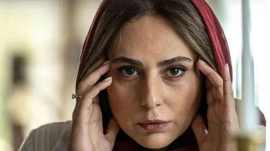 تصویر  - - سفر در زمان؛ چهرۀ (رعنا آزادی ور) در نخستین فیلم سینمایی اش در 20 سالگی؛ سال 1382 - این همه تغییر در 22 سال!