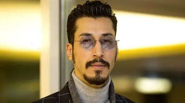 ویدیو  -  بهرام افشاری: من عاشق یک دختر هستم ... -   اونا دو تا خواهر دوقلو هستن که یکی از من خوشش میاد  ... اونا  باهم دیگه قهر هستن چون ...  -  بعدش ....