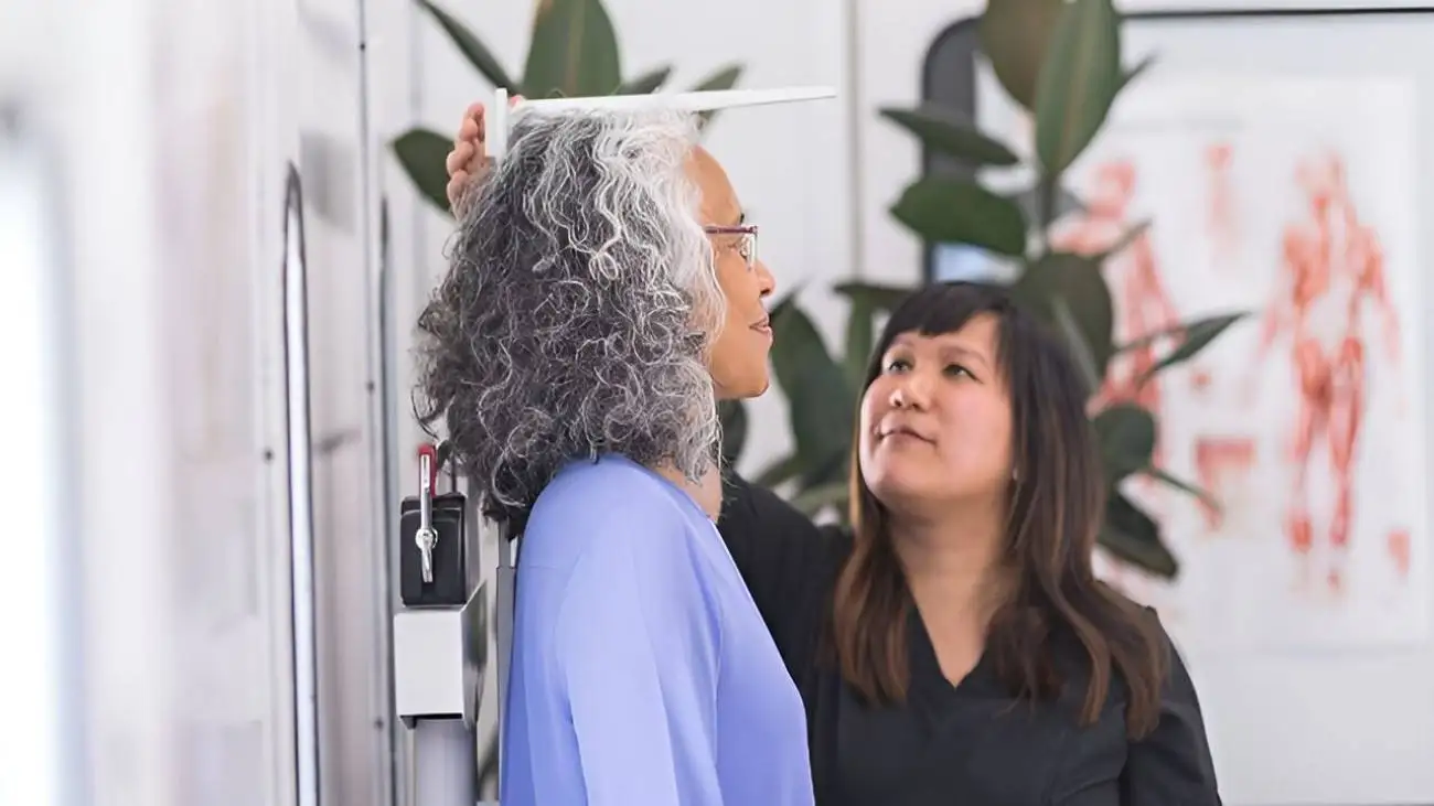 بعد از 40 سالگی چقدر قدمان کوتاه می شود؟ + راه حل