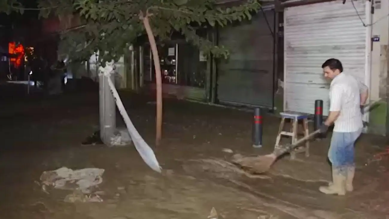 ویدیو  -  گزارش صداوسیما از جزئیات نشت ماده جالب در خیابان نشاط شهر اصفهان