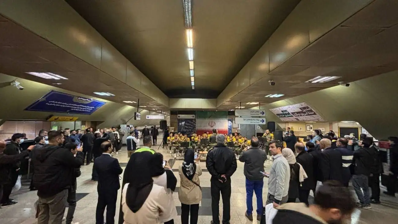 اجرای زیبای سرود (وطن ای هستی من...) توسط ارتش در مترو + ویدئو