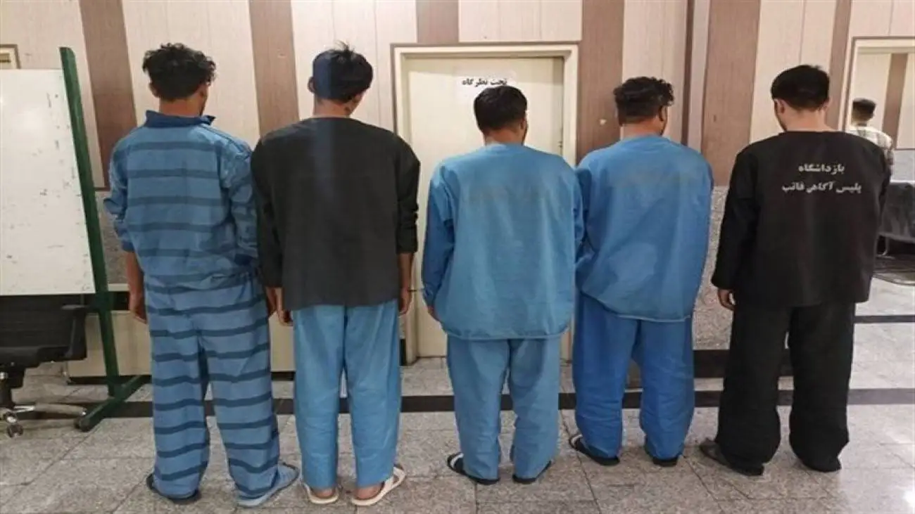 لحظه چاقو زدن موادفروشان به دانشجویان سوهانک و تیر خوردن از پلیس + ویدئو