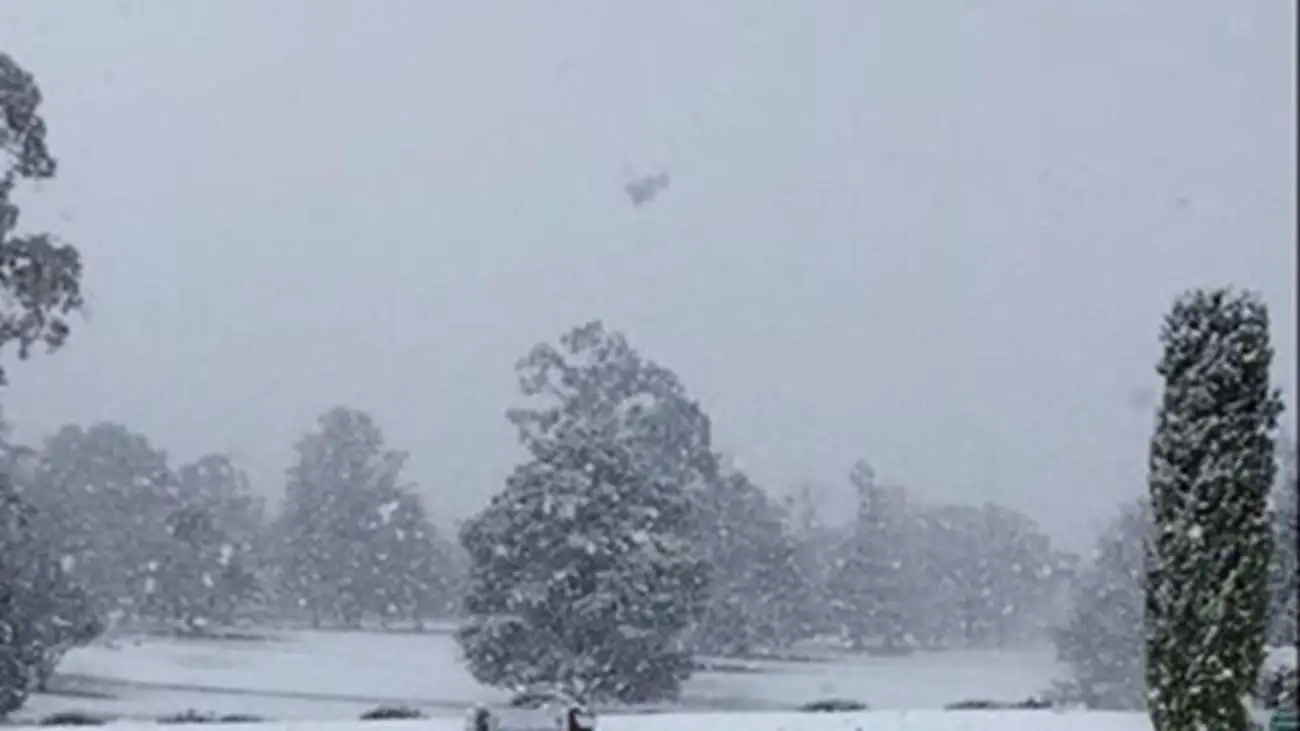 بارش شدید برف در آخرین روز تابستان + ویدئو  -  سونگون سفیدپوش شد