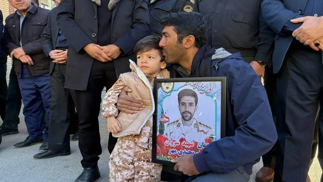 احساسی ترین لحظه تشییع پیکر شهید مرزبانی که در کوه های بانه یخ زد  -  چهره فرزند شهید رحیم مجیدی مهر را   مردم سنگ تمام گذاشتند