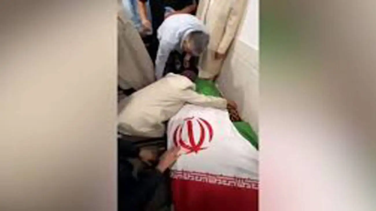 ویدیو  -  ویدیویی تلخ از آخرین آغوش پدر صابر کاظمی برای پسرش