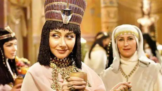 ویدیو  -  لحظه ی باز کردن تابوت و جسد مومیایی شده ی زلیخا -  به حدی زیباس که...