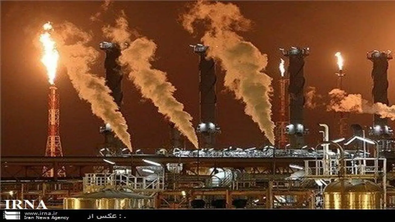 ویدیو  -  تصویری جالب از سوختن فلرهای گاز در جاده عسلویه