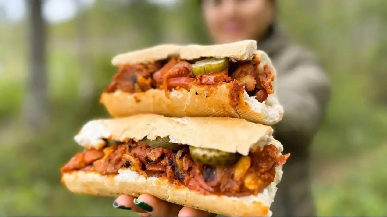 سوسیس بندری به سبک خیابانی: طعم تند و دودی برای غذاهای سریع و دلچسب