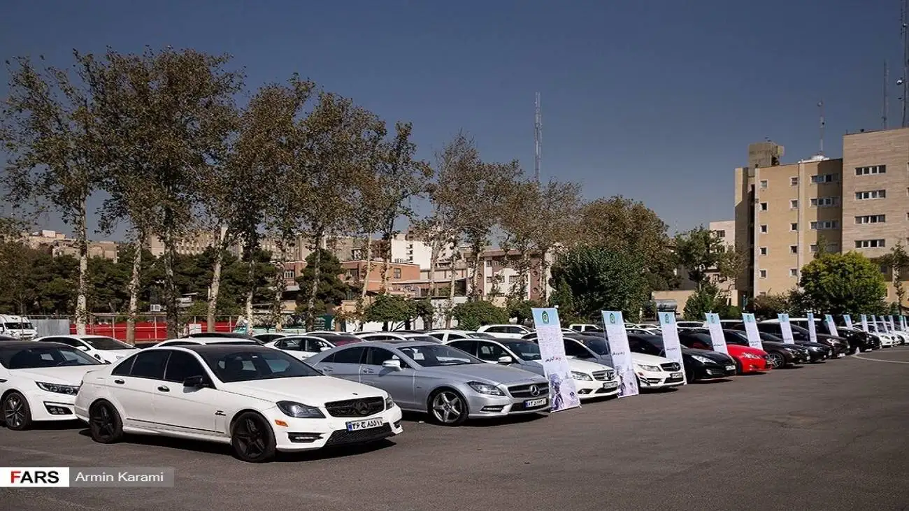 ویدیو  -  ژه خودروهای لاکچری در شمال تهران و اخلال در ترافیک معابر