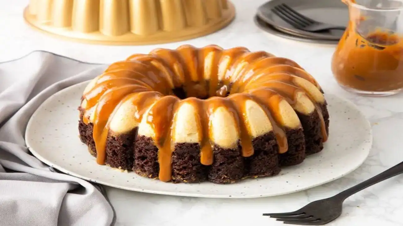 کیک کارامل سوئدی؛ ترکیب شگفت انگیز شکلات و کارامل برای یک دسر جذاب