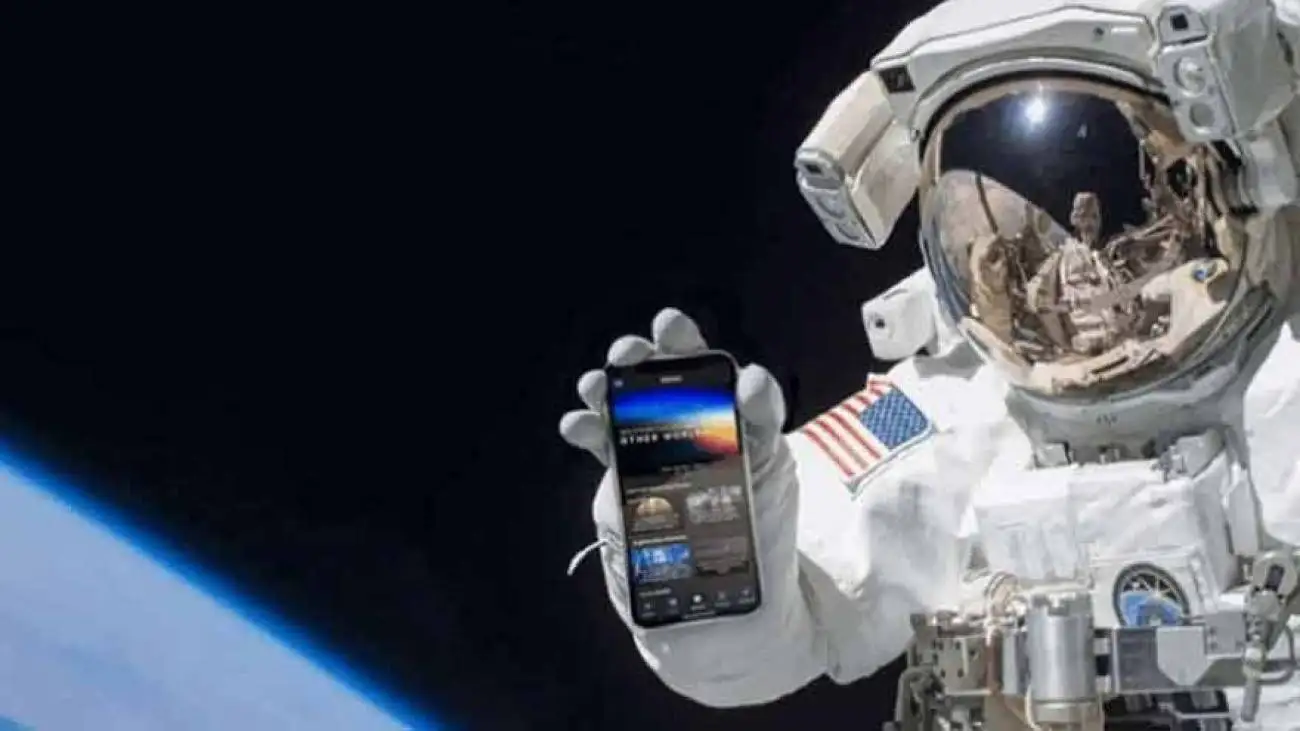 سلفی فضانوردان با آیفون در فضا