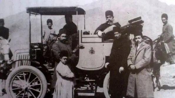 سفر در زمان؛ خاطرات مظفرالدین شاه: اتومبیل که سابقا فرمایش داده بودیم از بروکسل بیاورند امروز عملش را تمام کردیم که ابتیاع کرده بیاورند