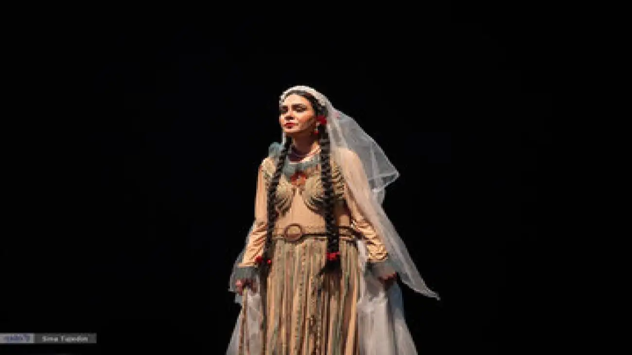 زنی که برای برگشت برکت به باغ به عقد درخت درآمد -  گزارش تصویری نمایش (عروس انار)