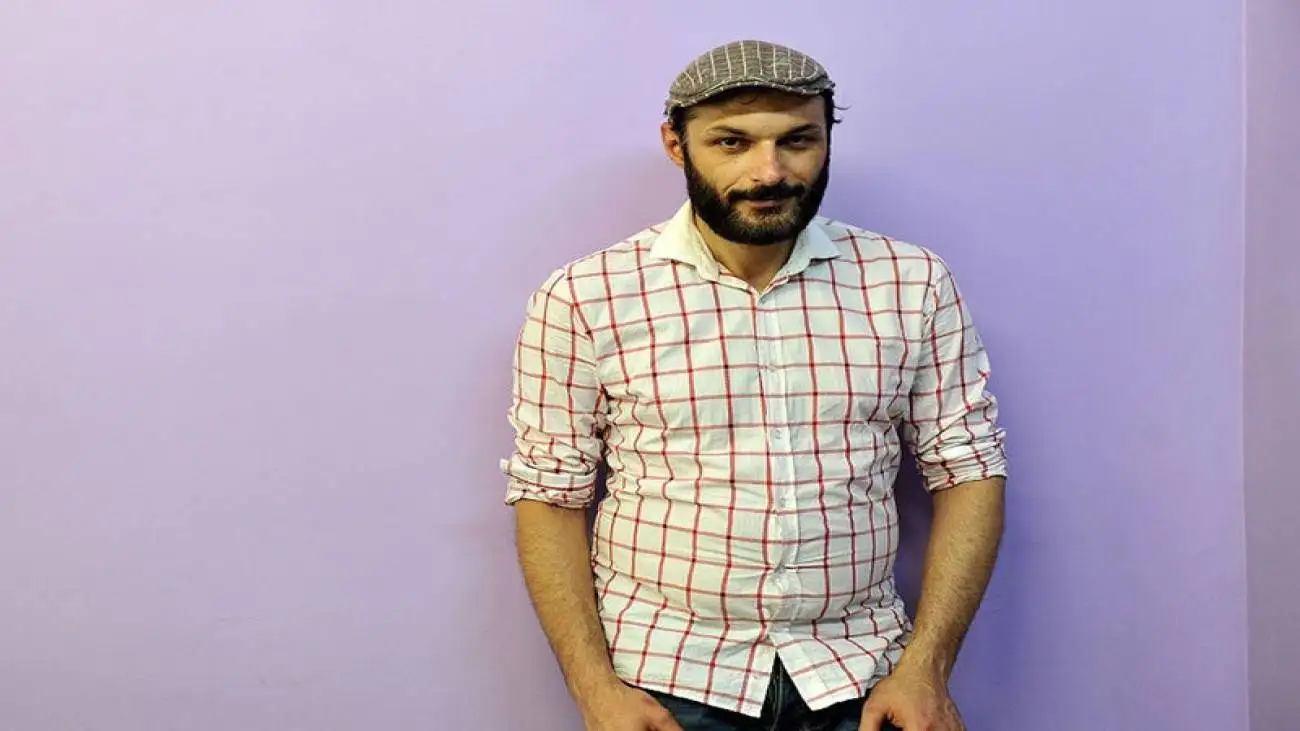 ویدیو  -  خاطرات جالب رامین پرچمی از زندان؛ مهران مدیری بدهی او را داد و پرچمی آزاد شد!