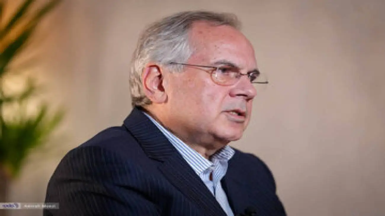 انتقاد روزنامه اطلاعات از محمود سریع القلم: این دیدگاه زاییده اقتصاد رقابتی است که خواهان سقوط دهک های جامعه به سمت طبقات پایین تر است