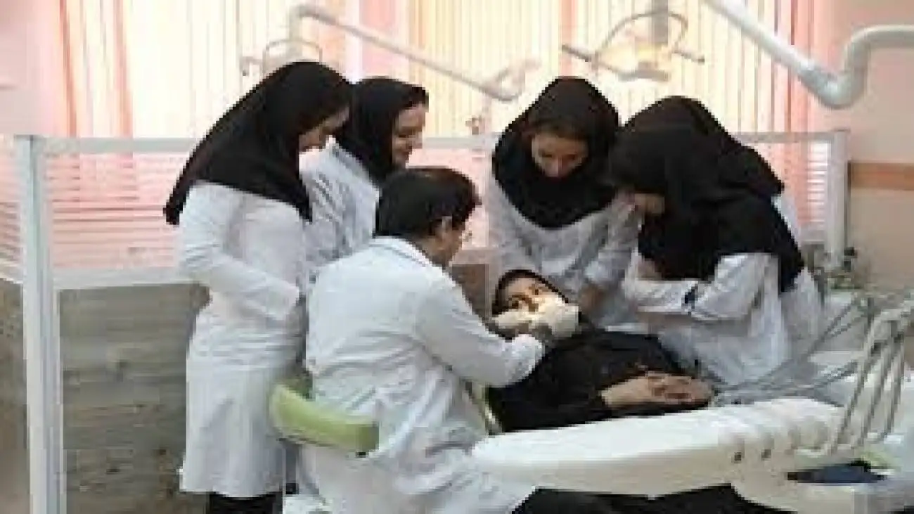 کمبود 700 استاد در دانشکده های دندانپزشکی  -  دانشجویان بعد از فارغ التحصیلی تازه می روند دوره می بینند