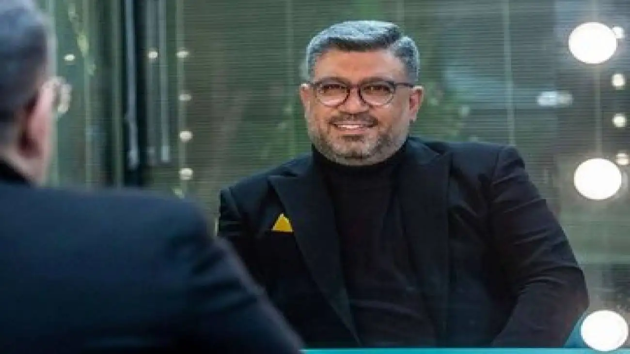 تصویر  -  دختر رضا رشیدپور در کنار پدر و مادرش