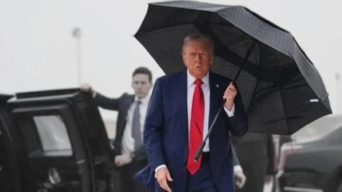 تصویر  -  ژست ترامپ به محض خروج از هواپیما پس از ورود به اسرائیل