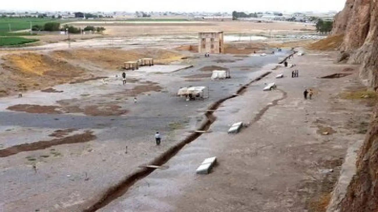 نقش رستم در محاصره فرونشست؛ آرامگاه های هخامنشی امن، اما کعبه زرتشت در خطر