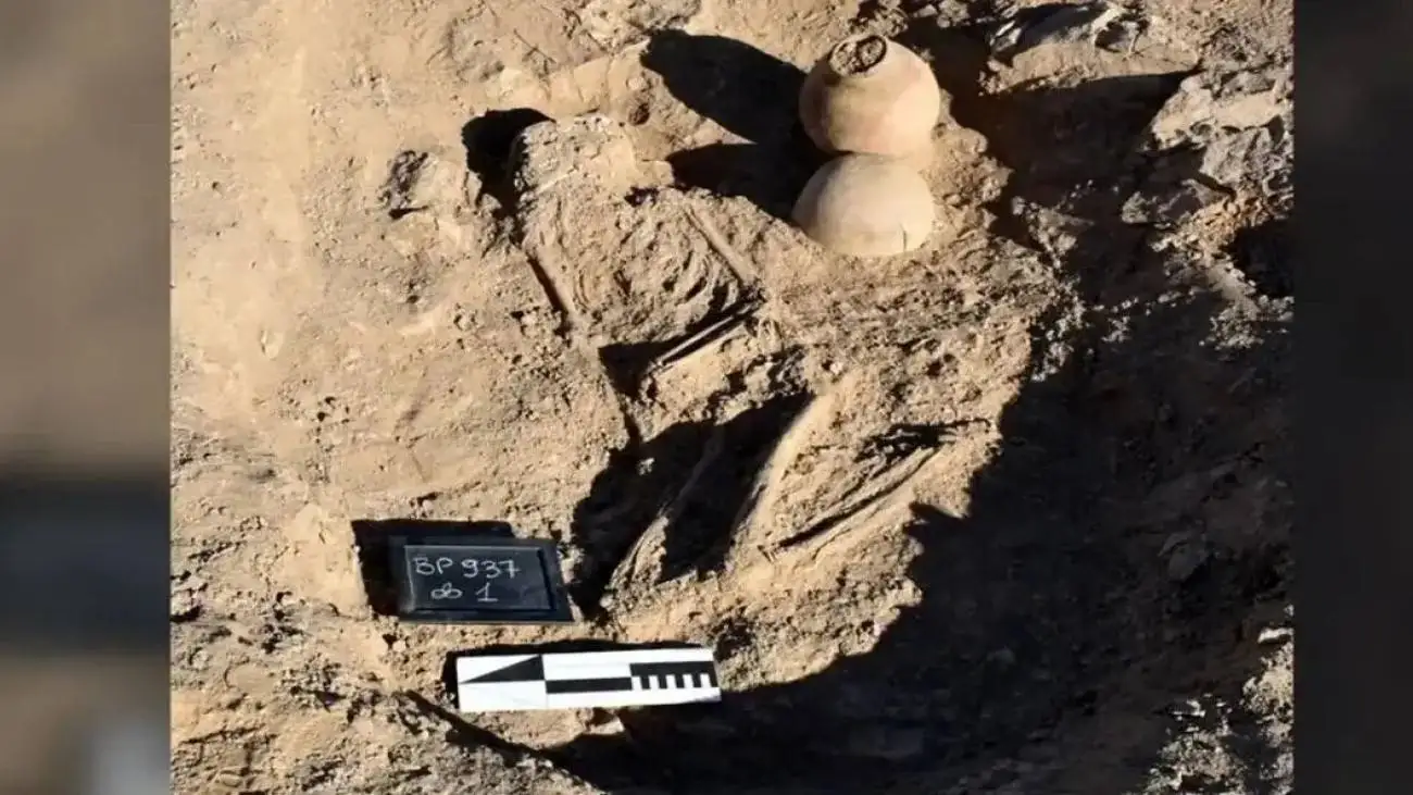 کشف اسکلت یک مرد با 82 مهره سرامیکی آبی رنگ دور گردنش!