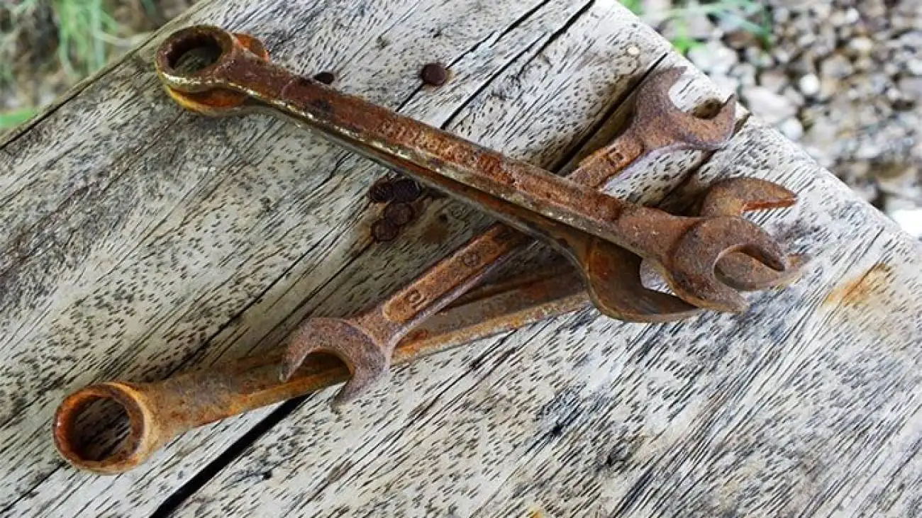 چگونه زنگ زدگی را در خانه پاک کنیم؟ ؛ از فلز تا لباس + دستور تهیه محلول قوی