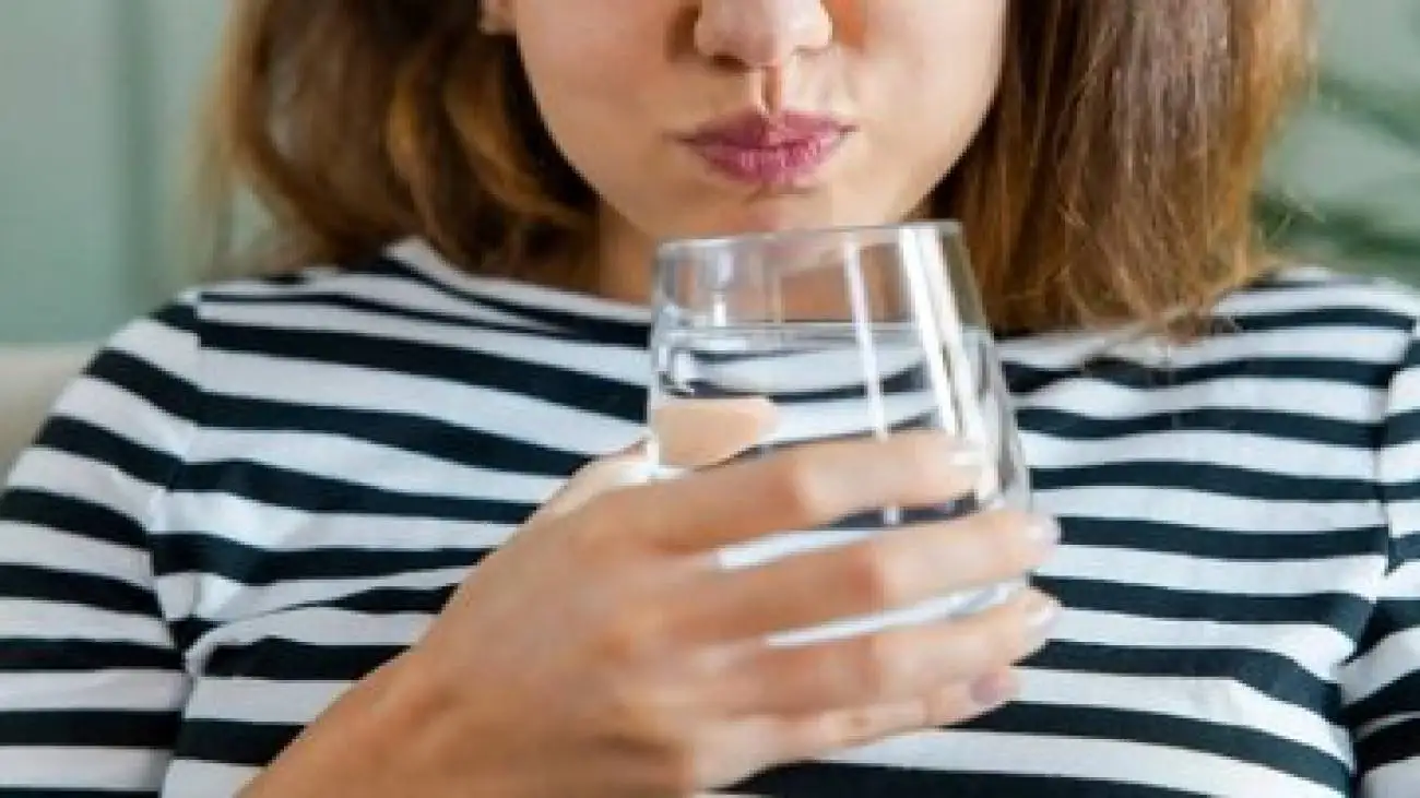 غرغره آب نمک تا چه میزان در رفع سرماخوردگی موثر است؟ -  بخور آب نمک و جوش شیرین چطور؟