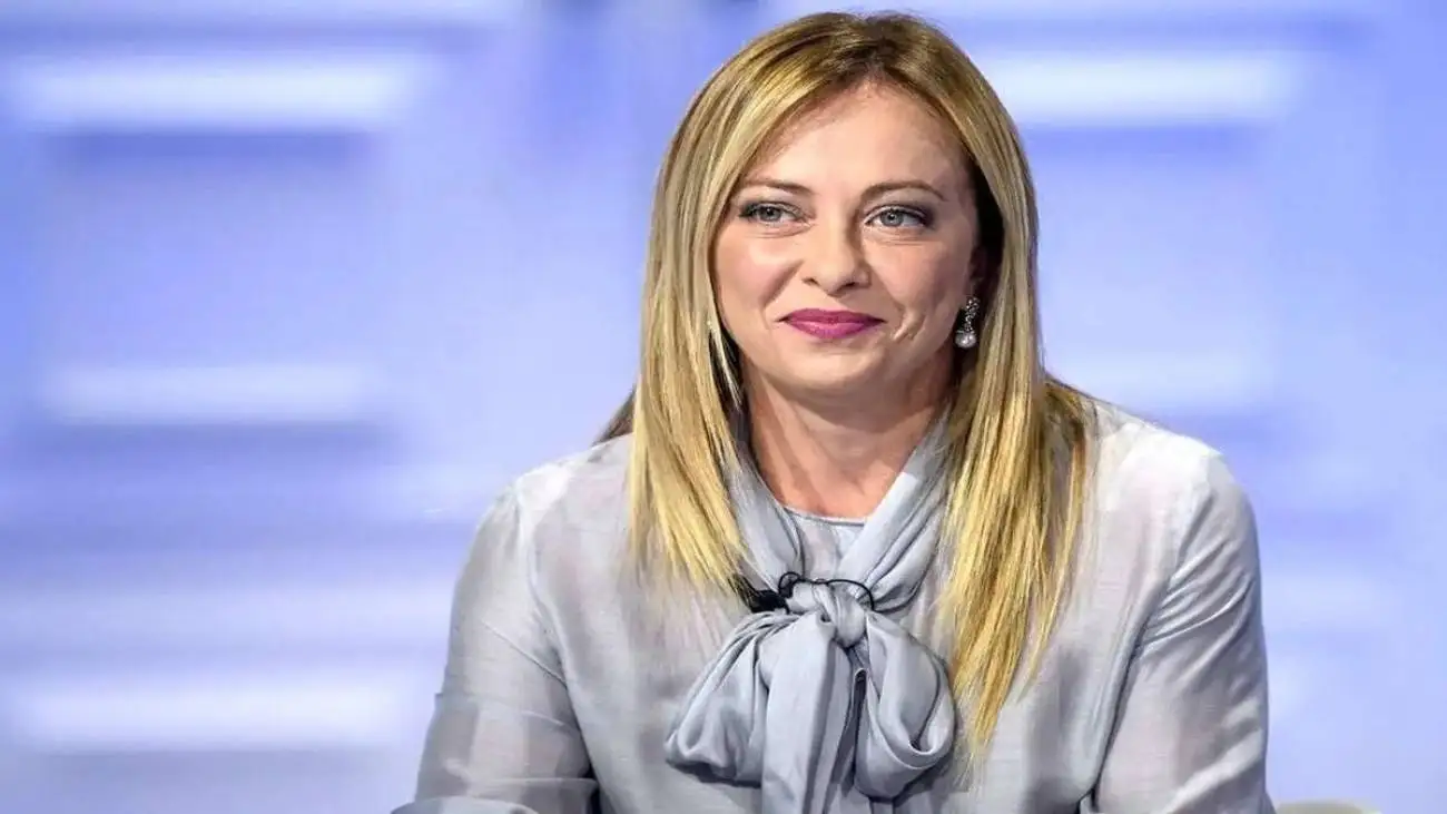 خانم نخست وزیر: مجبور شوم سیگار را ترک کنم، کسی را می کُشم! + عکس